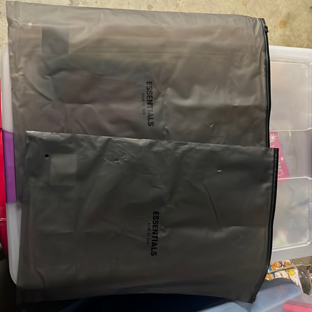 4 essential s fear of god x large t shirt bag